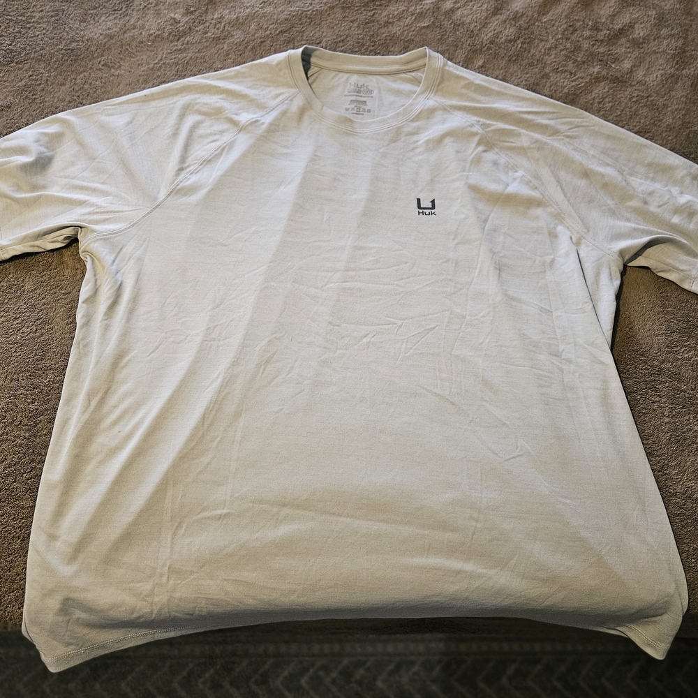 Huk Men's Performance Short Sleeve Tee - Light Gray w/ Blue Camo graphic